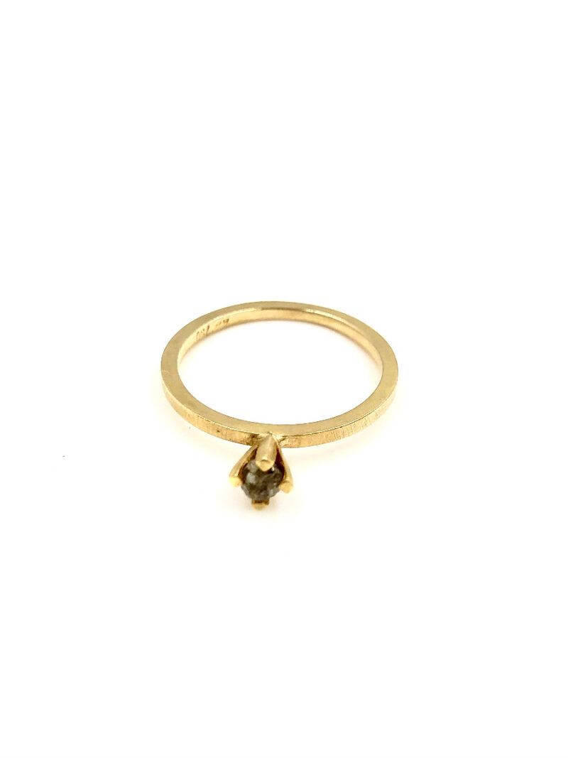 Guld Ring - Lækker fin solitære med rå diamant - r653